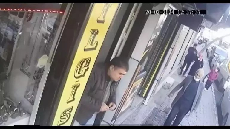 Türkiyədə DƏHŞƏT: Anasını küçədə silahla başından vurdu - ANBAAN VİDEO  - foto 1