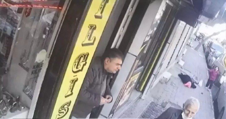 Türkiyədə DƏHŞƏT: Anasını küçədə silahla başından vurdu - ANBAAN VİDEO 