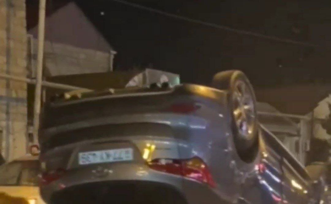 Bakıda “Hyundai” aşıb, yolda tıxac yaranıb - VİDEO