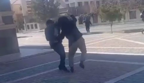 Naxçıvanda qadın küçənin ortasında kişini DÖYDÜ – ANBAAN VİDEO Naxçıvanda qadın küçənin ortasında kişini DÖYDÜ – ANBAAN VİDEO