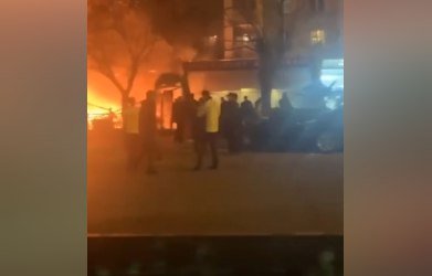 Bakıda məşhur hotelin qarşısındakı restoran YANIR - VİDEO