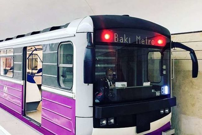Bakı metrosunda sərnişinin halı pisləşdi - FOTO
