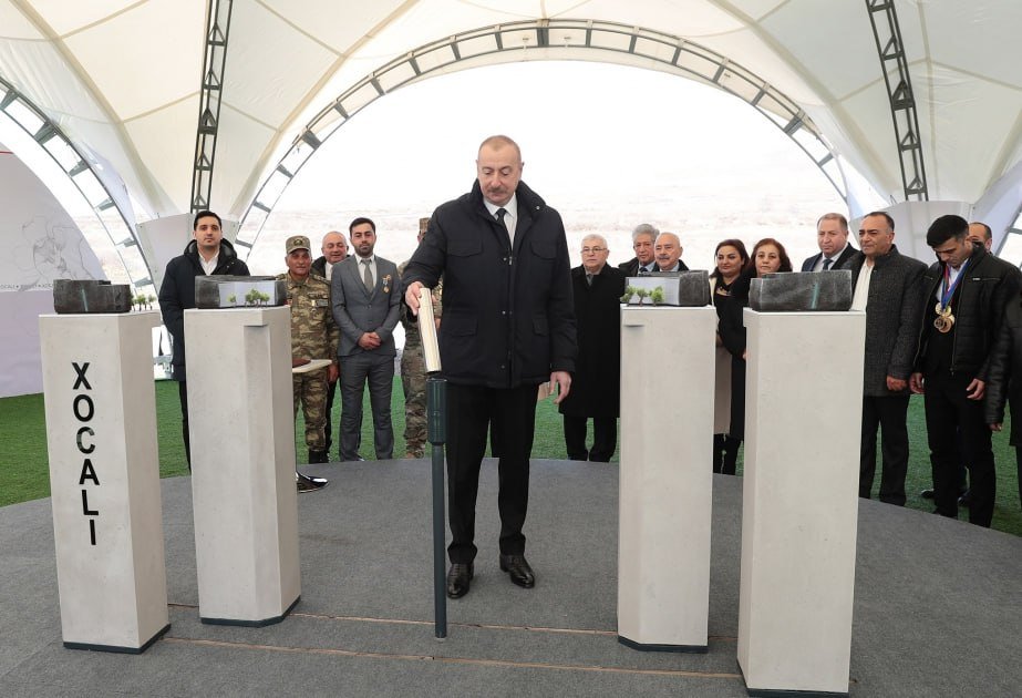 İlham Əliyev Xocalıda soyqırımı memorialının təməlini qoydu – FOTO/VİDEO