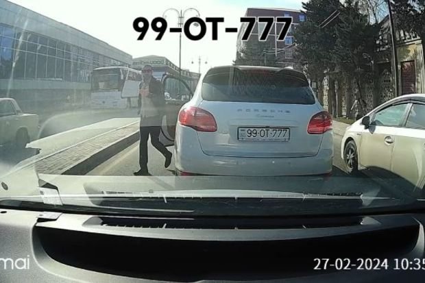 Qəza şəraiti yaradan “Porsche” sürücüsü yolu kəsdi – VİDEO 