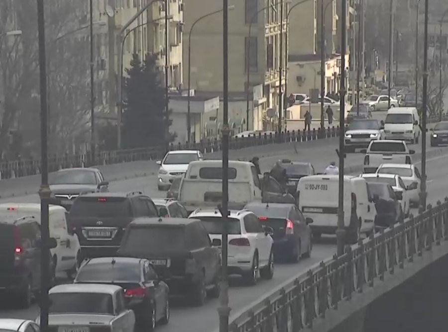 Bakıda körpüdə QƏZA: Sıxlıq yarandı  