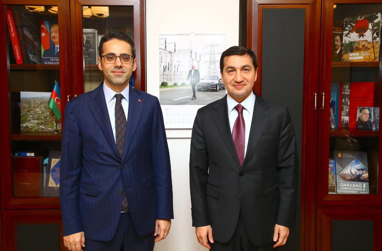 Hikmət Hacıyev Türkiyənin XİN rəsmisi ilə regional məsələləri MÜZAKİRƏ EDİB - FOTO - foto 1