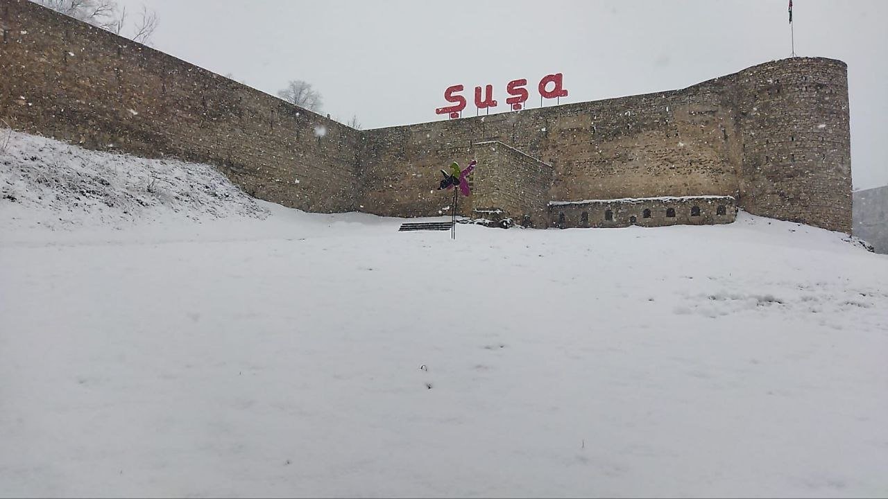 Şuşaya qar yağdı - Avtomobillərin hərəkətində çətinlik yarandı - FOTO/VİDEO Şuşaya qar yağdı - Avtomobillərin hərəkətində çətinlik yarandı - FOTO/VİDEO