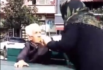 Onu narahat edən adamı döydü: 