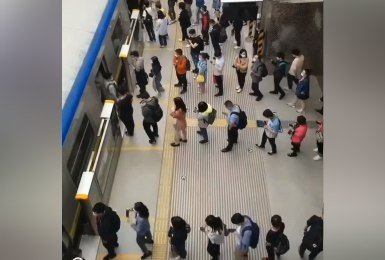 Pekində metro qatarına minmək üçün növbəyə dururlar - VİDEO