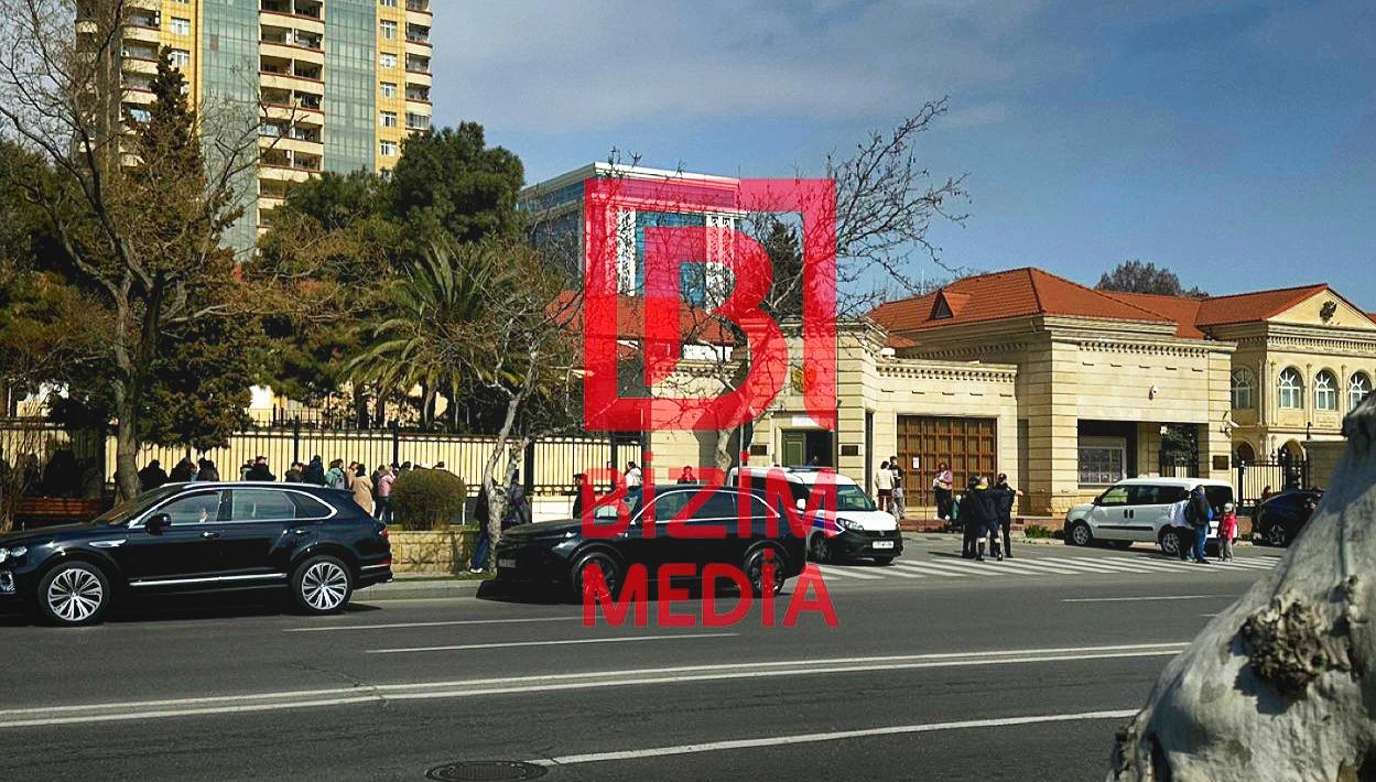 Rusiya vətəndaşları Bakıda belə səs verirlər - FOTO Rusiya vətəndaşları Bakıda belə səs verirlər - FOTO