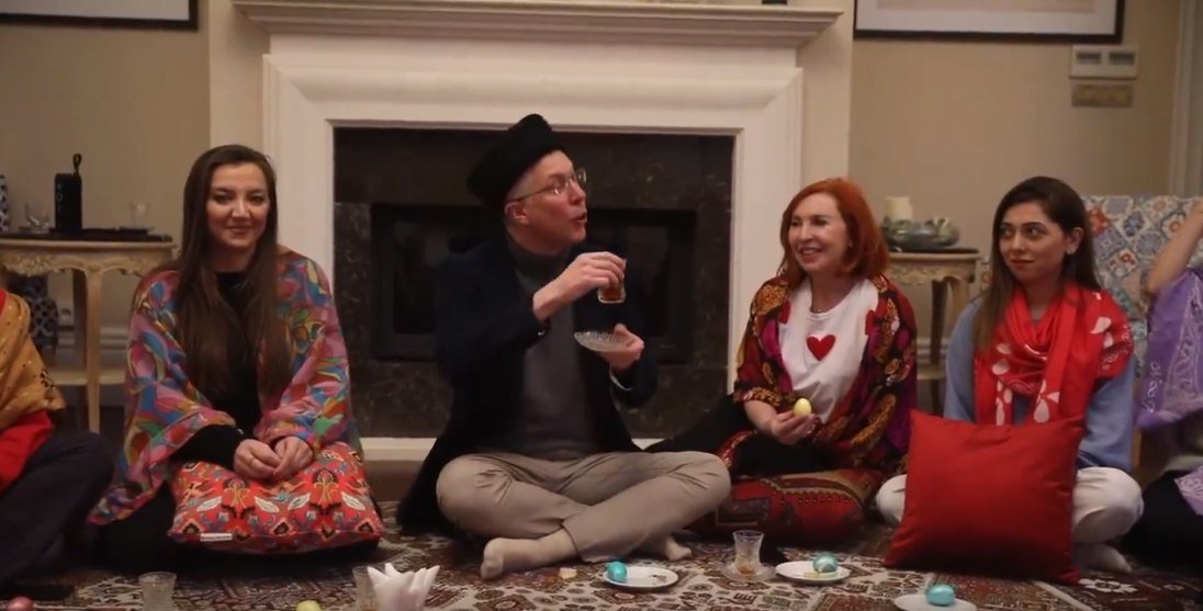 Britaniya səfirindən diqqətçəkən Novruz paylaşımı - VİDEO Britaniya səfirindən diqqətçəkən Novruz paylaşımı - VİDEO