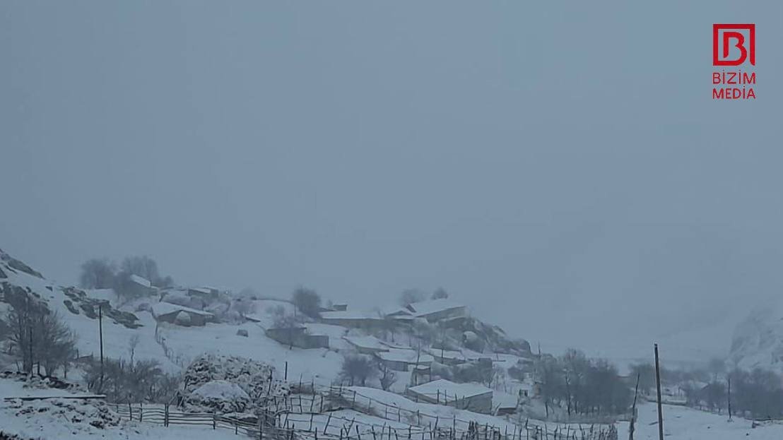 Baharın ilk günündə Xınalıq kəndinə 32 sm qar yağdı - FOTO/VİDEO - foto 2