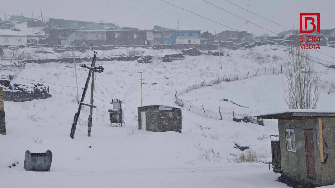 Baharın ilk günündə Xınalıq kəndinə 32 sm qar yağdı - FOTO/VİDEO - foto 1