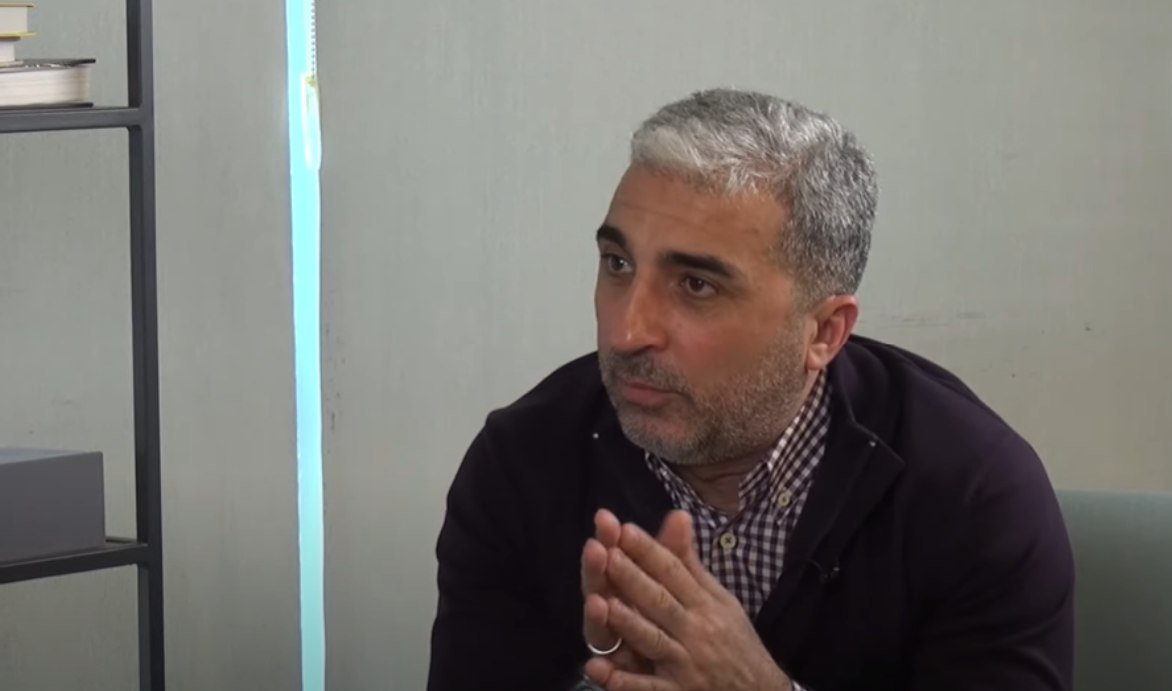 Rafael İsgəndərov: “Aktyor kimi dolana bilmədiyim üçün kloun kimi çıxış edib, fəhləlik etmişəm” - VİDEO Rafael İsgəndərov: “Aktyor kimi dolana bilmədiyim üçün kloun kimi çıxış edib, fəhləlik etmişəm” - VİDEO