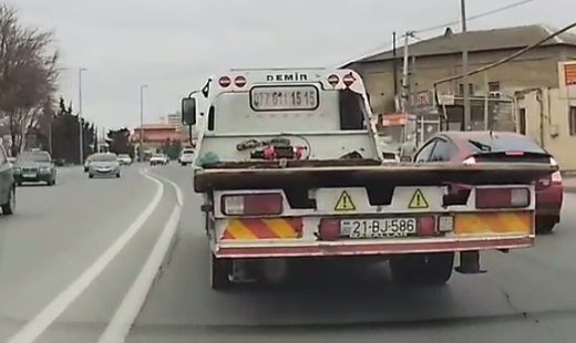 Özünü yola atan piyadanı evakuator vurdu – ANBAAN VİDEO
