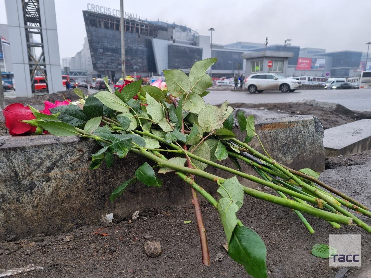 Hücumun baş verdiyi “Krokus siti holl”-da SON DURUM – FOTO/VİDEO 