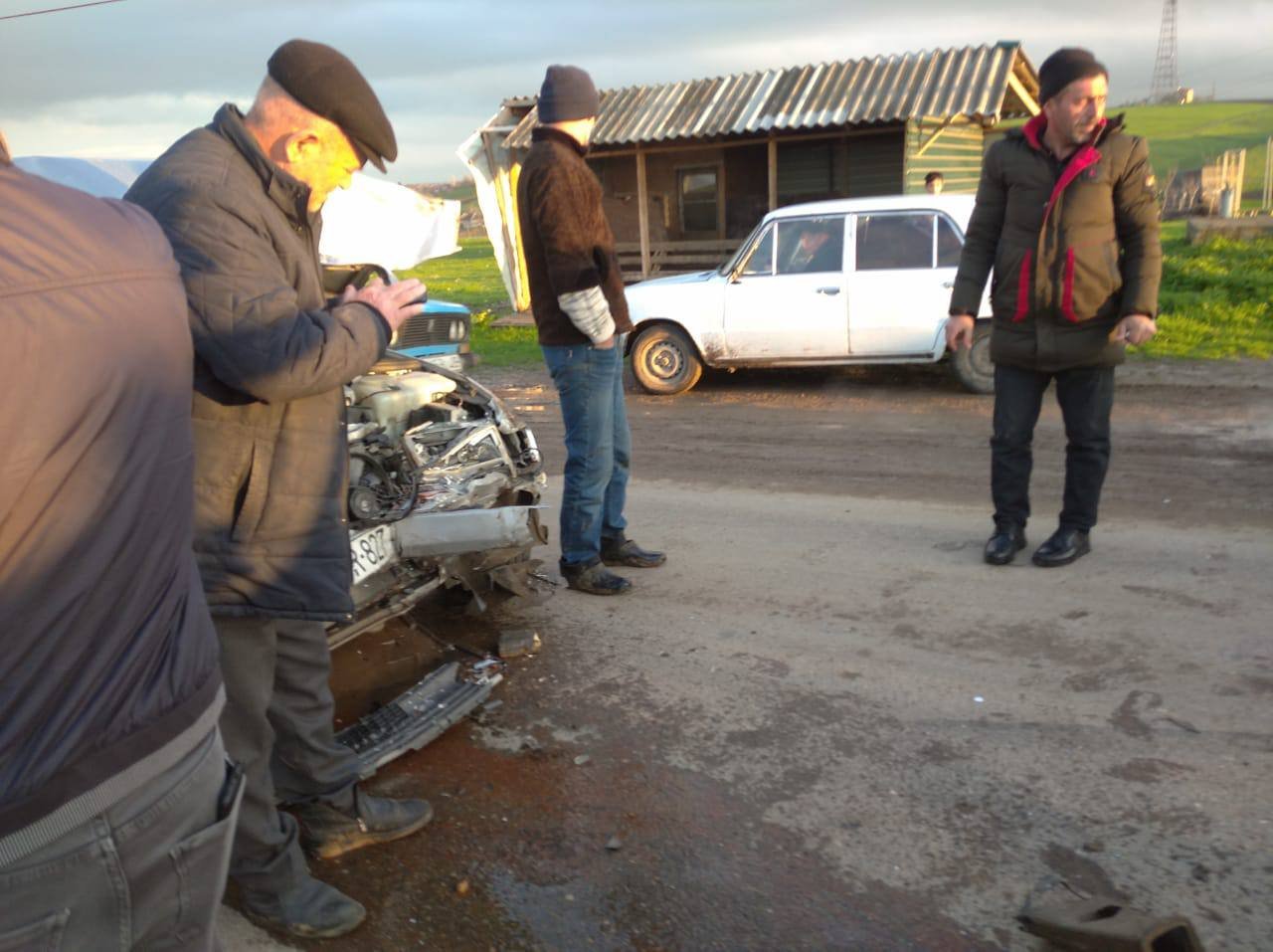 Cəlilabadda qəza: “Mercedes” və “VAZ-2107” toqquşdu - FOTO - foto 3