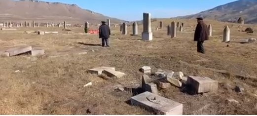 32 il sonra Xocalıda valideynlərinin məzarını TAPDI - VİDEO
