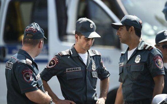 İrəvanda polis bölməsinə hücum edənlərdən ikisi həbs edildi