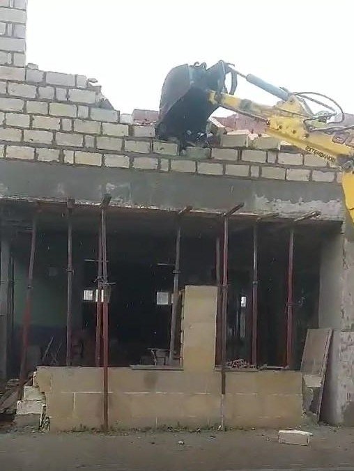 Daha bir qanunsuz tikili söküldü – FOTO/VİDEO   - foto 2
