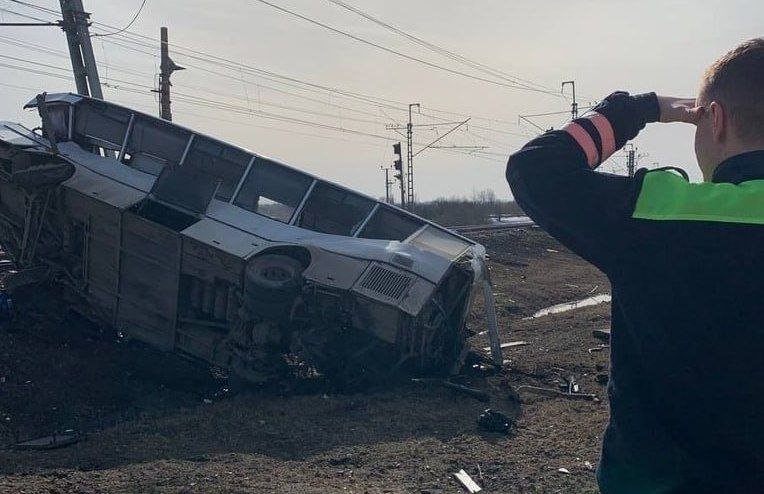 Rusiyada sürət qatarı avtobusla toqquşdu: Ölənlər var – FOTO/VİDEO  