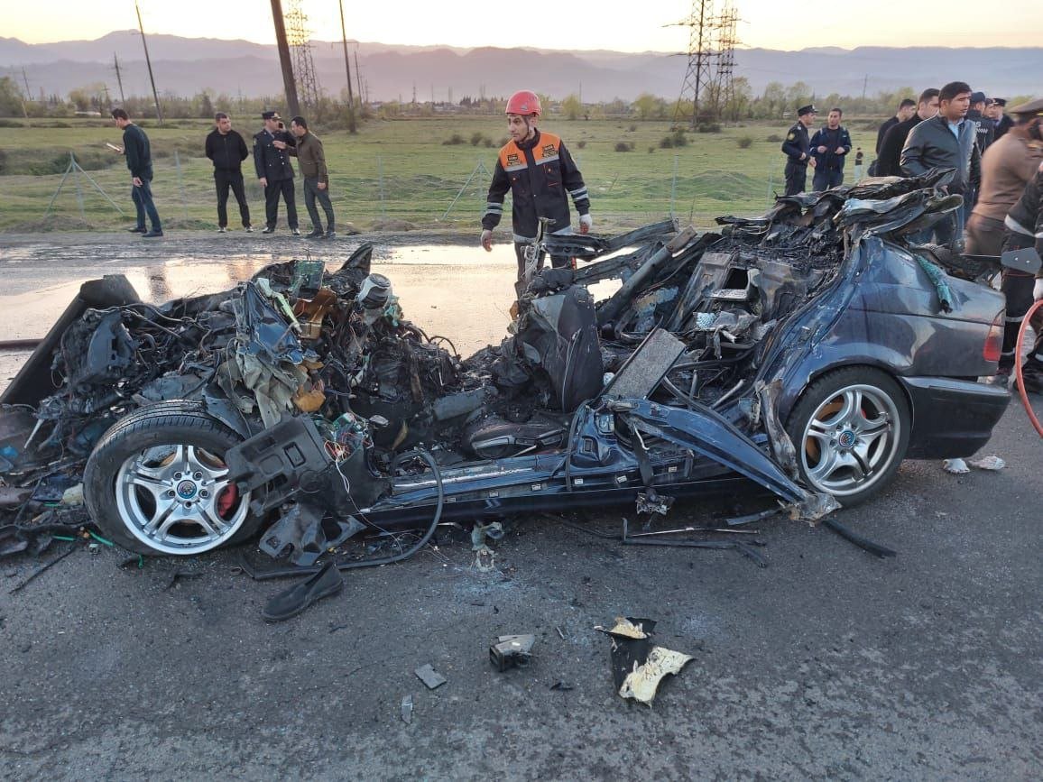 Astarada BMW yük maşını ilə toqquşub - Ölənlər var - FOTO Astarada BMW yük maşını ilə toqquşub - Ölənlər var - FOTO