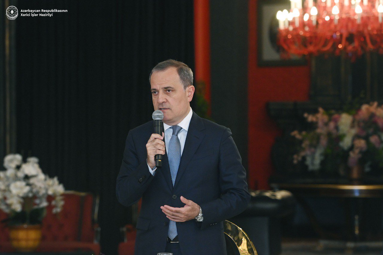 Ceyhun Bayramov: “Azərbaycanda müxtəlif dinlərin nümayəndələri sülh və harmoniya şəraitində yaşayır” Ceyhun Bayramov: “Azərbaycanda müxtəlif dinlərin nümayəndələri sülh və harmoniya şəraitində yaşayır”