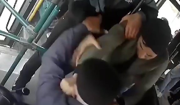 Paytaxtda sərnişin avtobus sürücüsünü DÖYDÜ – VİDEO 