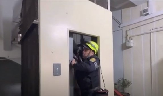 Bakıda yaşayış binasının lifti DAYANDI: Köməksiz qalan şəxs belə xilas edildi – VİDEO   