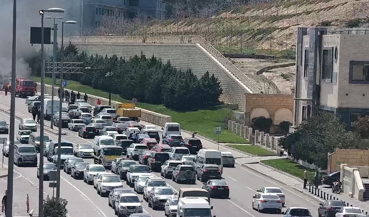 Bakıda maşın yandı – FOTO/VİDEO Bakıda maşın yandı – FOTO/VİDEO