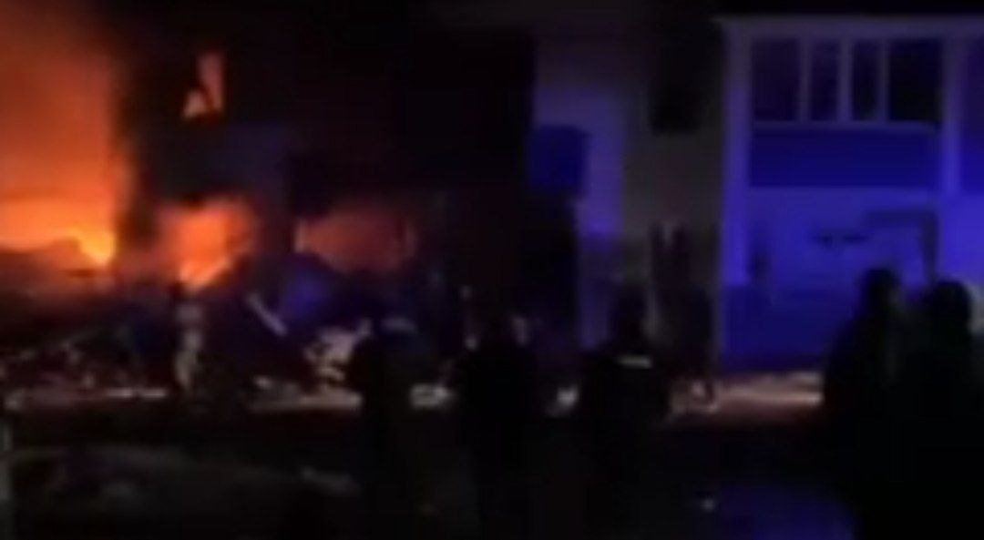 Tatarıstanda qaz balonu partlayıb, binanın iki girişi yararsız hala düşüb - VİDEO Tatarıstanda qaz balonu partlayıb, binanın iki girişi yararsız hala düşüb - VİDEO