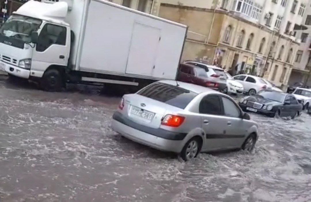 Xırdalanda yağış suları yolları keçilməz hala saldı - VİDEO
