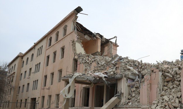 Bakıda məşhur liseyin köhnə binasının söküntüsü dayandırıldı – FOTO  