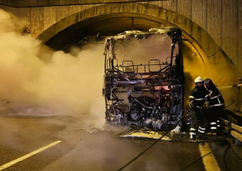 Türkiyədə sərnişin avtobusu yandı - FOTO - foto 1