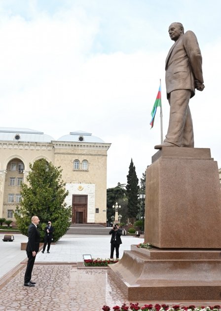İlham Əliyev Gəncədə Ulu Öndərin abidəsini ziyarət edib - FOTO/VİDEO - foto 3