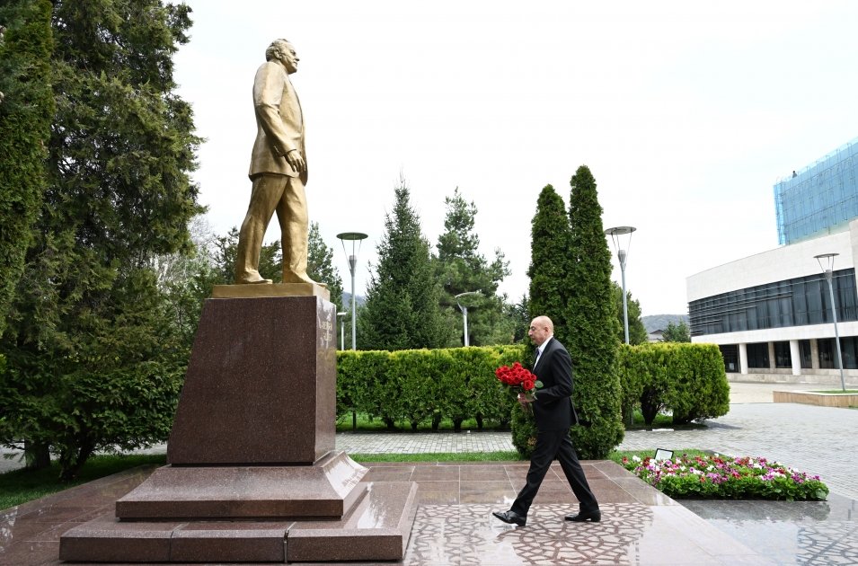 İlham Əliyev Qəbələdə Heydər Əliyevin abidəsini ziyarət edib - FOTO