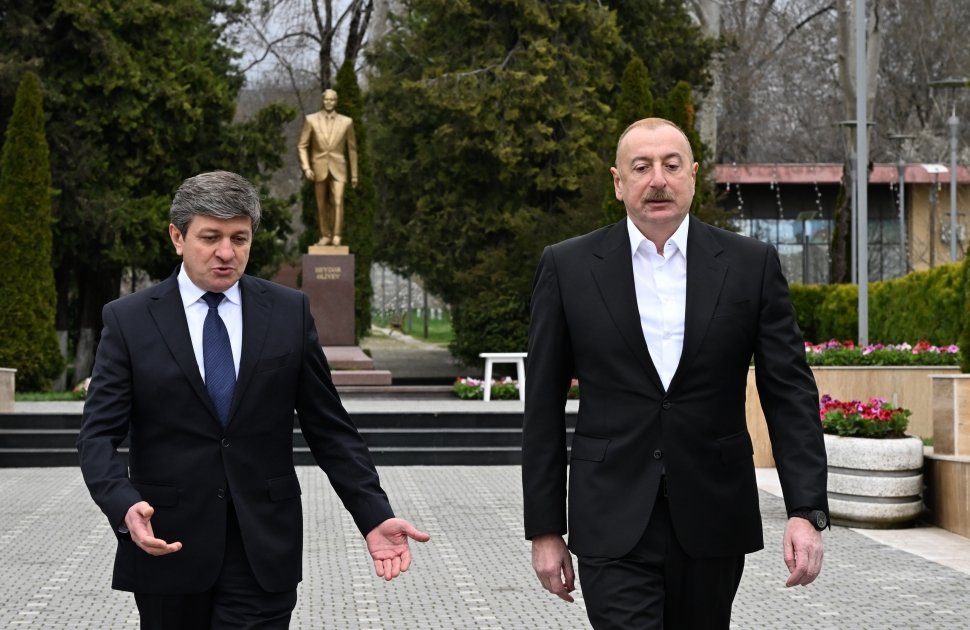 İlham Əliyev Qəbələdə Heydər Əliyevin abidəsini ziyarət edib - FOTO - foto 2