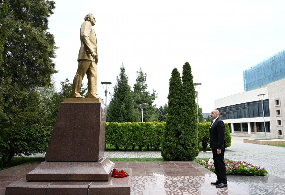 İlham Əliyev Qəbələdə Heydər Əliyevin abidəsini ziyarət edib - FOTO - foto 1