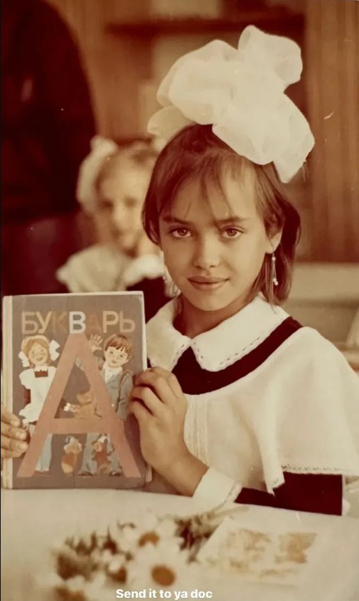 İrina Şeyk paylaşdığı FOTOSU ilə heç vaxt plastik əməliyyat etdirmədiyini GÖSTƏRDİ - foto 1