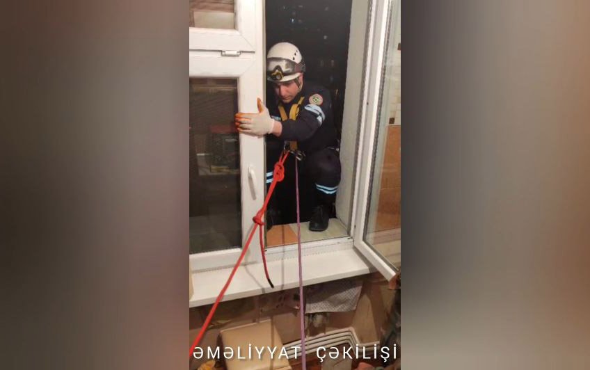 Bağlı qapı arxasında köməksiz qalan şəxs belə xilas edildi – VİDEO  