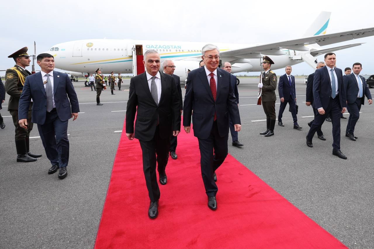 Qazaxıstan Prezidenti İrəvana getdi - FOTO