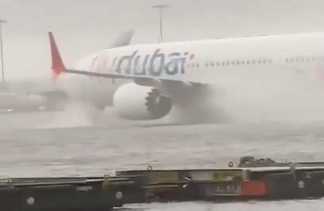Dubay suya qərq OLUR: Məktəblər bağlandı, aviareyslər ləğv olundu - VİDEO 