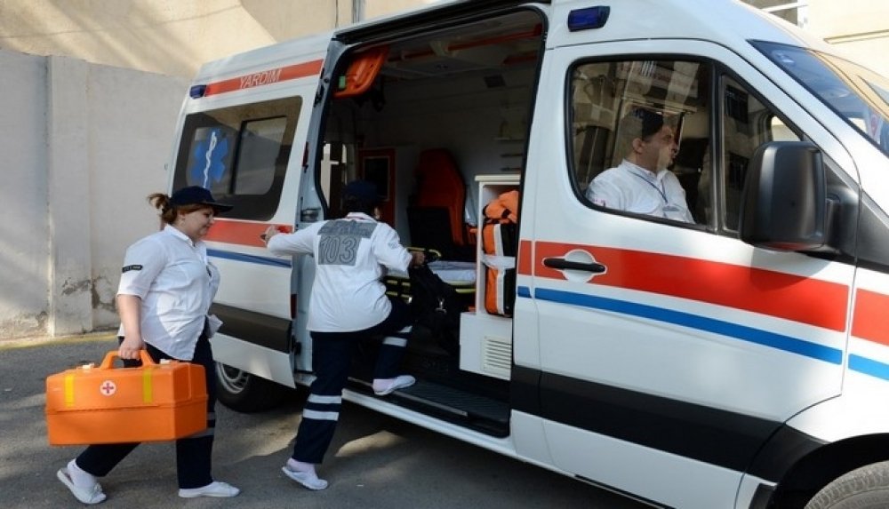 Ağsuda təcili tibbi yardım xidmətinin əməkdaşlarına xəsarət yetirildi