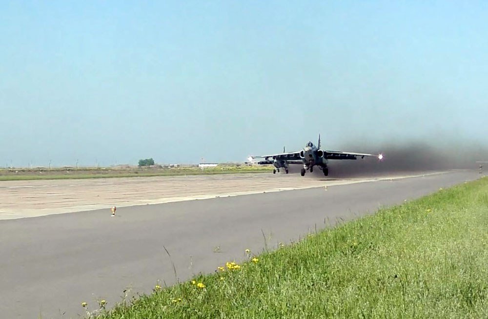 Azərbaycan Ordusu Su-25 təyyarələrini havaya qaldırdı - VİDEO 