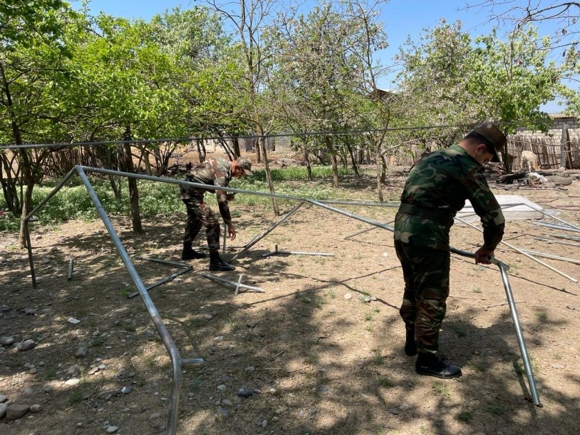 Evi yararsız vəziyyətə düşən Füzuli sakini üçün müvəqqəti çadır qurulub - FOTO/VİDEO  - foto 1