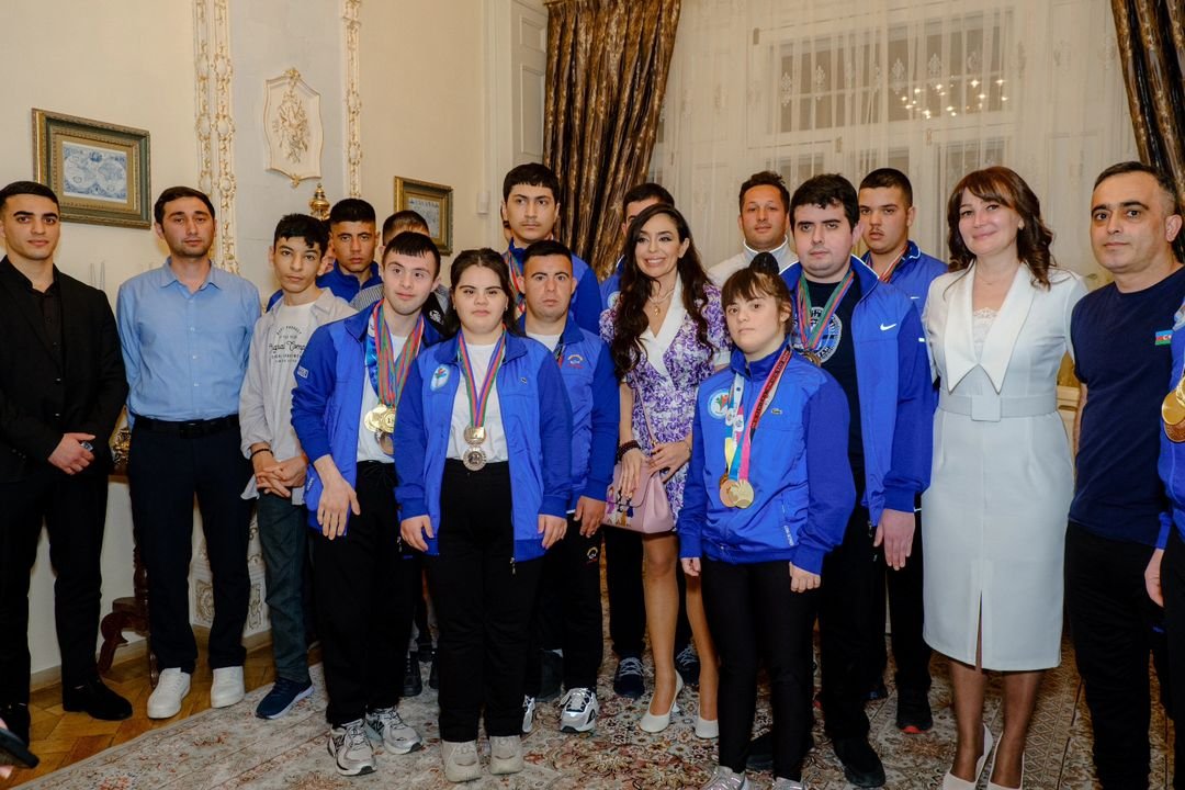Leyla Əliyeva Azərbaycan Autizm Assosiasiyasının idmançı uşaqları ilə görüşüb - FOTO - foto 1