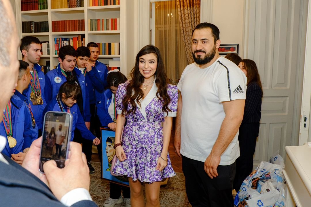 Leyla Əliyeva Azərbaycan Autizm Assosiasiyasının idmançı uşaqları ilə görüşüb - FOTO - foto 7