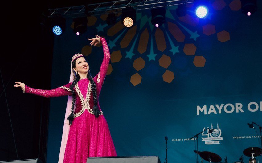 Londonda Azərbaycanın milli rəqsi böyük coşqu ilə qarşılandı - FOTO Londonda Azərbaycanın milli rəqsi böyük coşqu ilə qarşılandı - FOTO