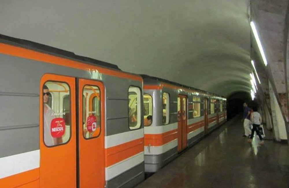 İrəvan metrosunda qatarın altına atılan sərnişin öldü