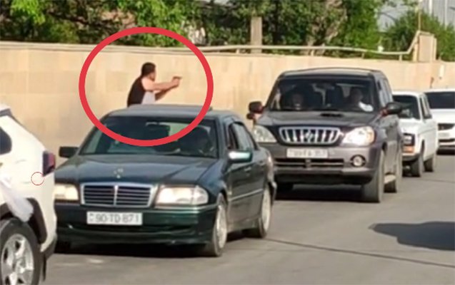 Avtomobillərə “silah” tuşlayan şəxsin kimliyi bilindi – VİDEO  